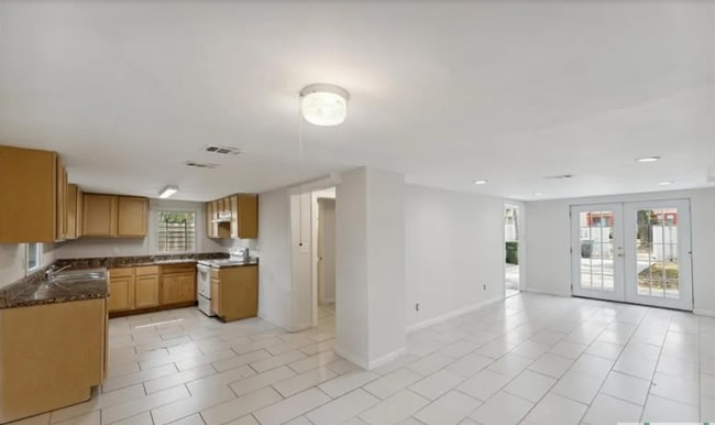 Building Photo - Charming 4BR Downtown Savannah Home with M...