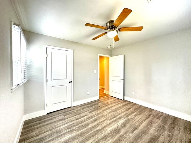 Building Photo - Gorgeous 3 Bed 1 Bath Renovated Brick Home...