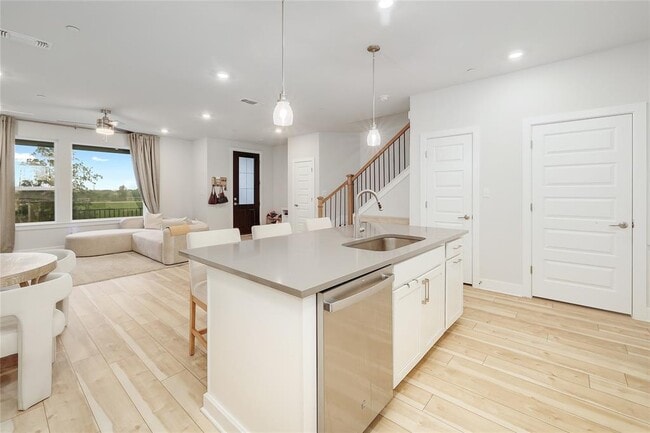 Building Photo - 207 Flowers Ave