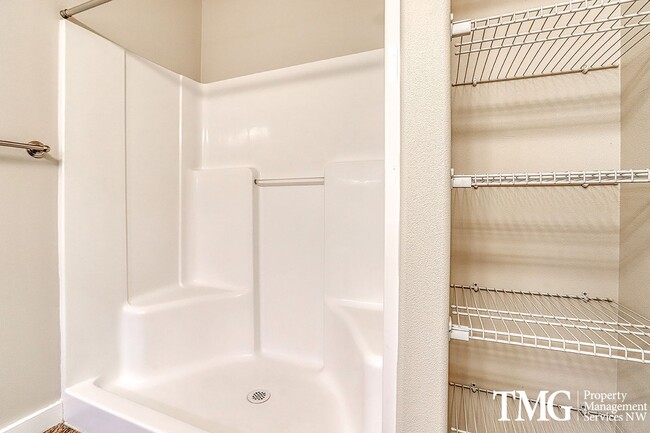 Building Photo - 3 Bedroom/2.5 Bath With Fenced Backyard, W/D Included, and AC!