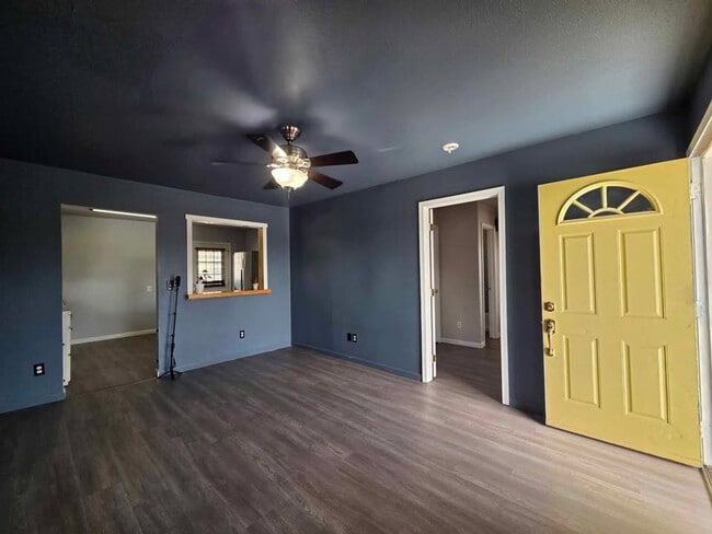 Building Photo - Charming 2 Bedroom With Valley View!