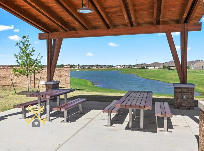 Building Photo - 2612 Golden Palms Ln