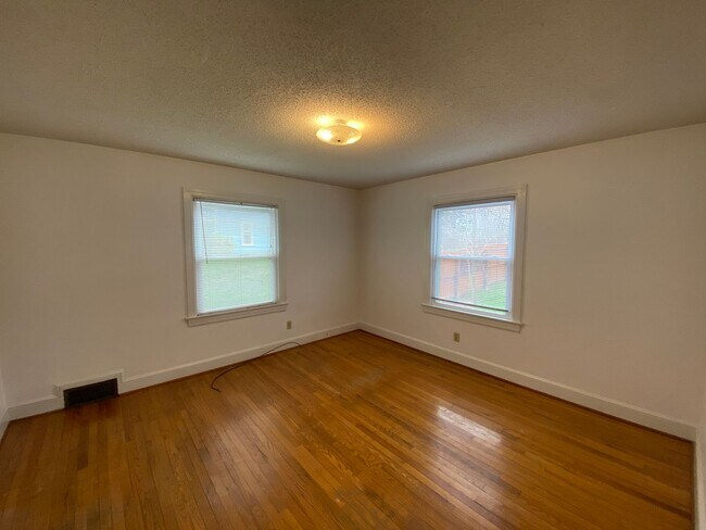 Building Photo - 4025 Robinhood Rd