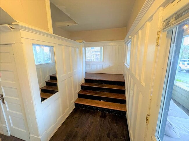 Building Photo - Monroe & 23rd St. Big 6 Bed 2 bath Home