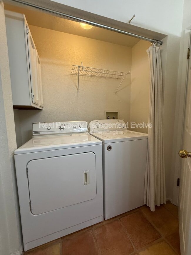 Building Photo - 6410 E Dixileta Dr