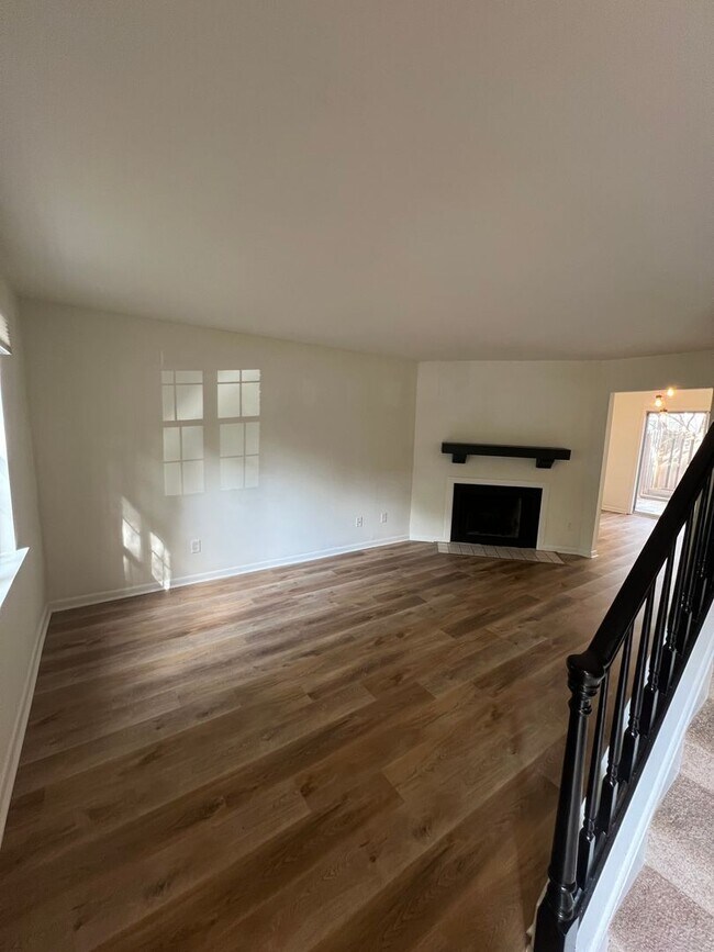 Building Photo - Extremely Spacious Townhome by South Park