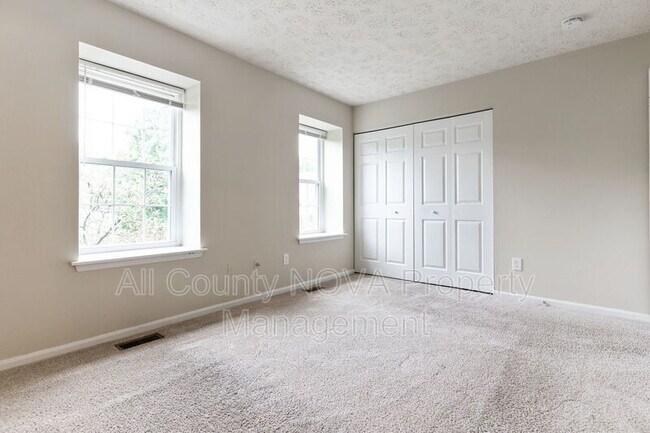 Building Photo - 17 Heather Ln