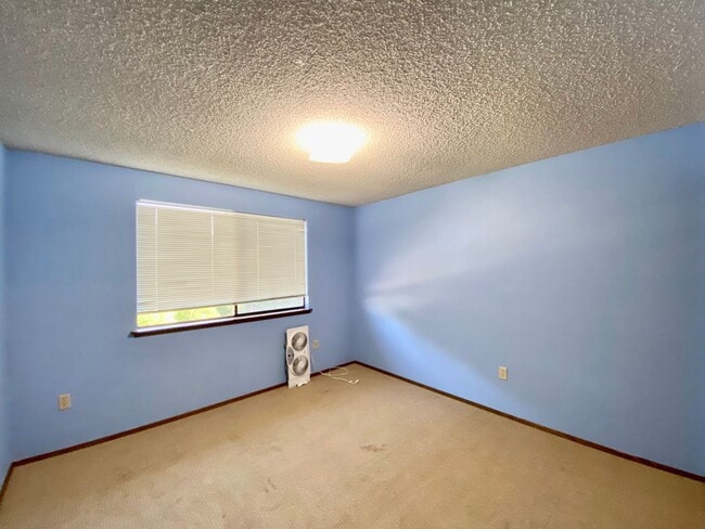 Building Photo - 674