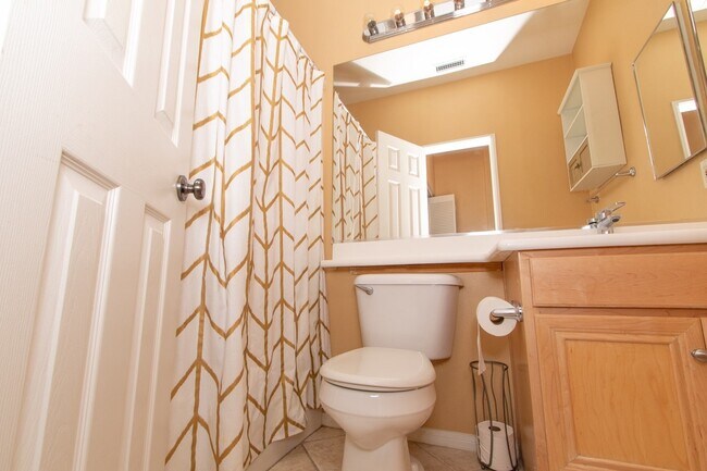 Building Photo - Beautiful 2 Bedroom / 2 Bath Condo in Desi...