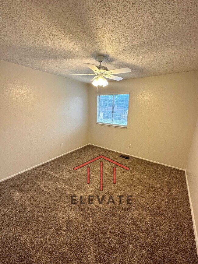 Building Photo - "Charming 3-Bedroom Townhouse Oasis with 2...