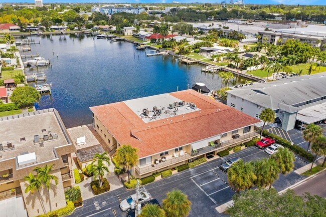 Building Photo - Waterfront Views! Fully updated 2/2 condo