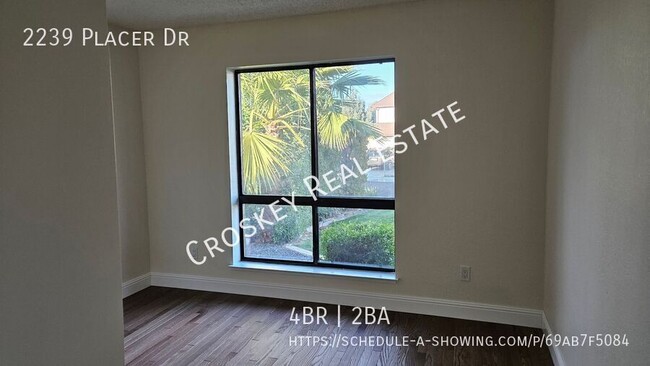 Building Photo - Move in ready! Updated home close to schoo...