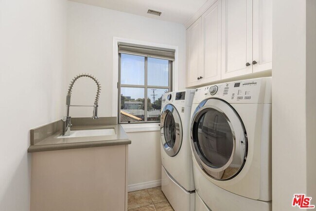 Building Photo - 1024 25th St