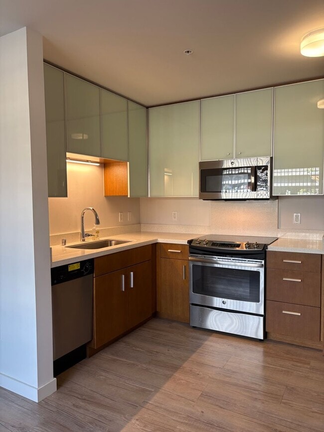 Building Photo - 2-bdrm/2-bath/1-prkg in the Residence at Makiki