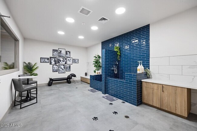 Building Photo - 7111 E Tierra Buena Ln
