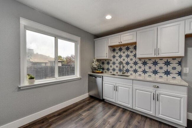 Building Photo - Beautifully Remodeled Duplex - 2 Bed, 1 Bath