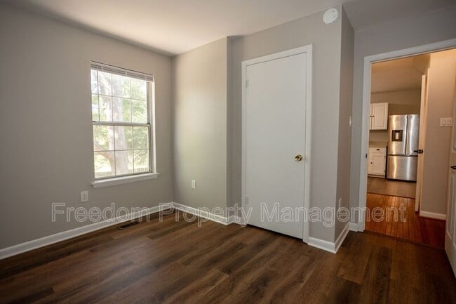 Building Photo - 5685 Roundtree Dr