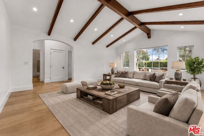 Building Photo - 9005 Rosewood Ave