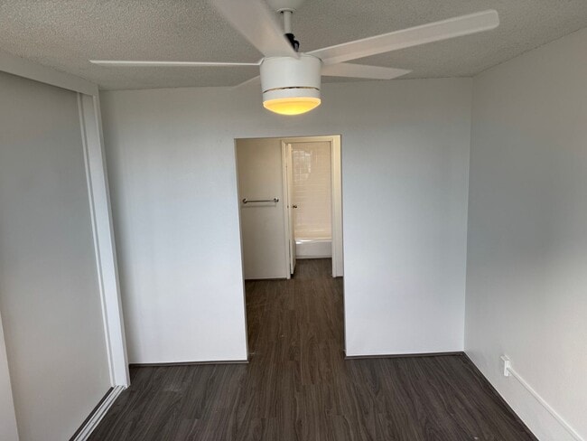 Building Photo - Renovated 1BR Condo in Downtown located in a secured building on the 25th floor