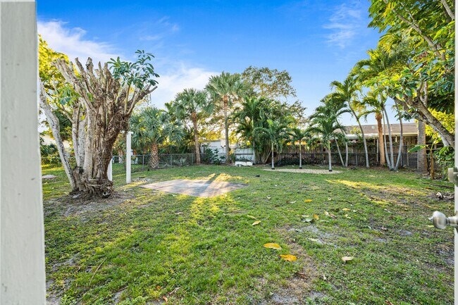 Building Photo - Comfortable Oakland Park Living - 3BR with Outdoor Space
