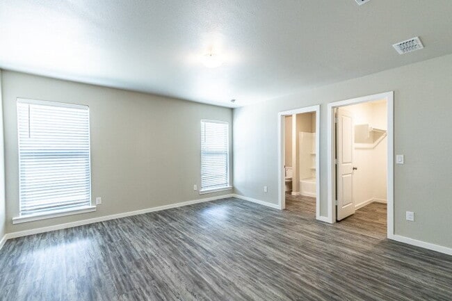 Building Photo - "Charming 3-Bed, 2-Bath Haven with 1,615 Sq Ft in Lubbock's Cozy Kirksey Avenue!" Half off first ...