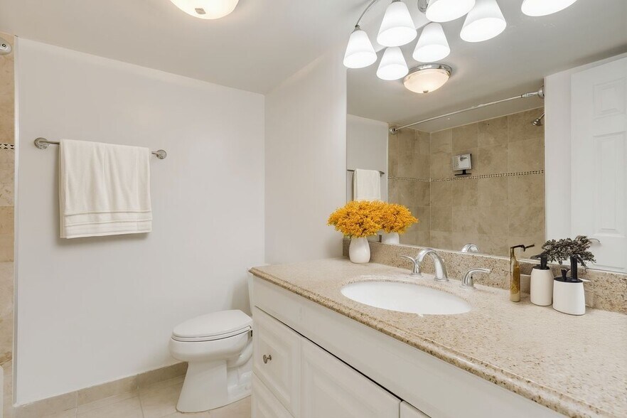 Building Photo - 3000 NE 5TH TE-110-A