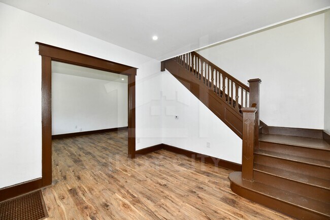 Building Photo - 3634 N Kenwood Ave