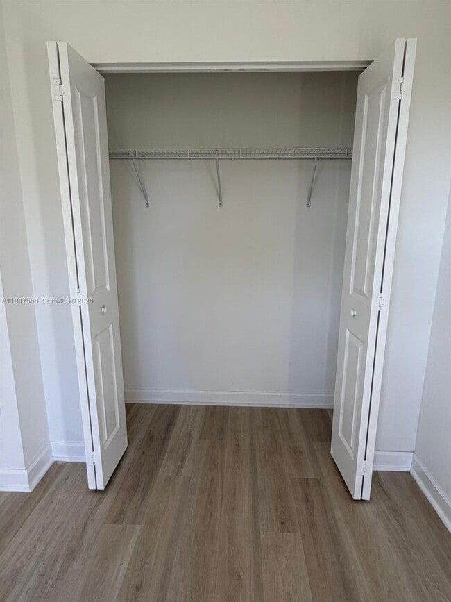 Building Photo - 909 NE 211th St