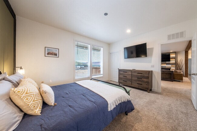 Building Photo - 523 W Vance Dr