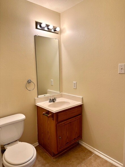 Building Photo - 1838 Strongs Ct