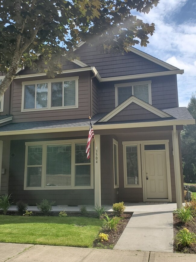 Building Photo - Beautiful townhome in perfect location!