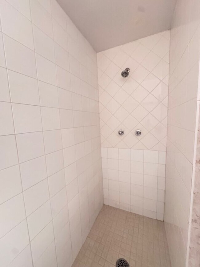 Building Photo - Charming 3/2 with Modern Updates