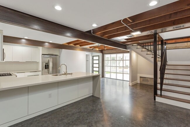 Building Photo - 2005 Portsmouth St