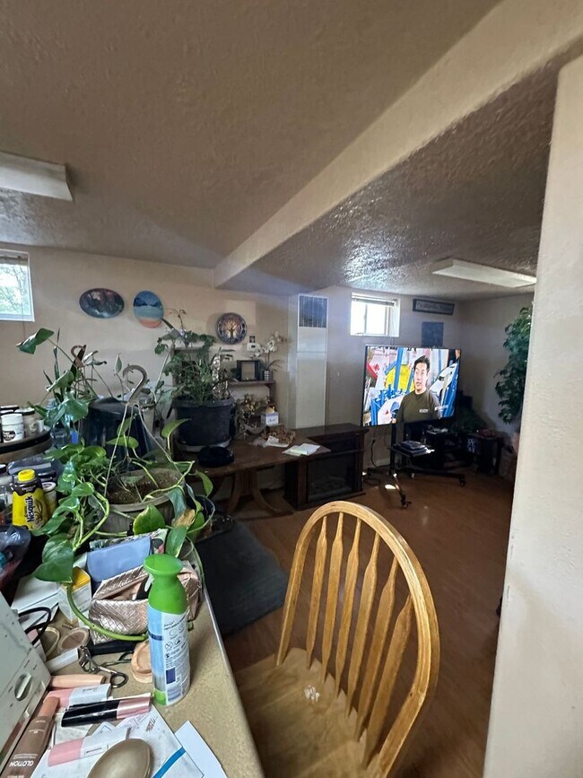 Building Photo - Charming basement apartment