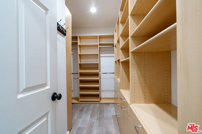 Building Photo - 5026 Medina Rd