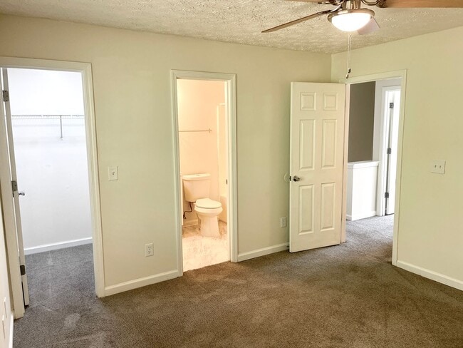 Building Photo - Welcome to this charming 3-bedroom, 3-bath...