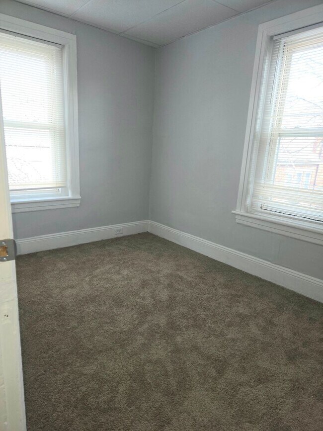 Building Photo - 315 E Morton St