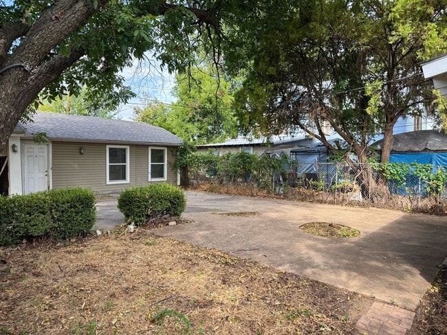 Building Photo - 1504 Austin St