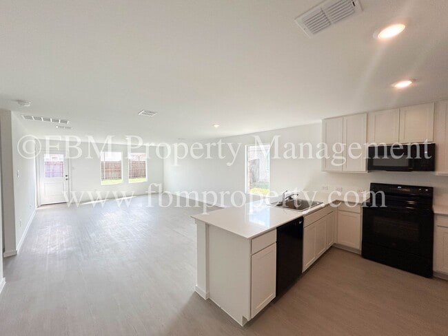 Building Photo - 644 W Criner St