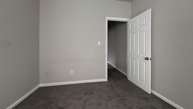 Building Photo - Move-In Ready 3-Bedroom Home with Stylish Hardwood-Style Flooring