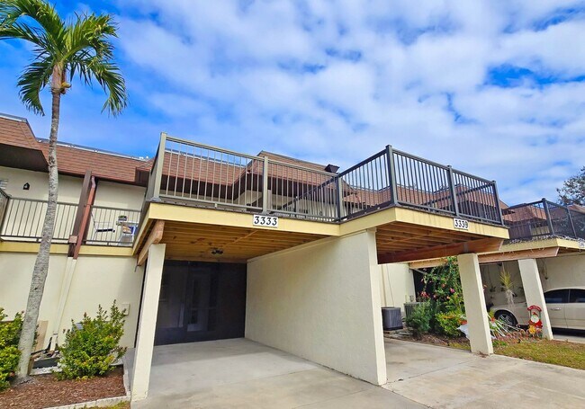 Building Photo - 2 BR/ 2.5 BA Townhome in Gated Community w...