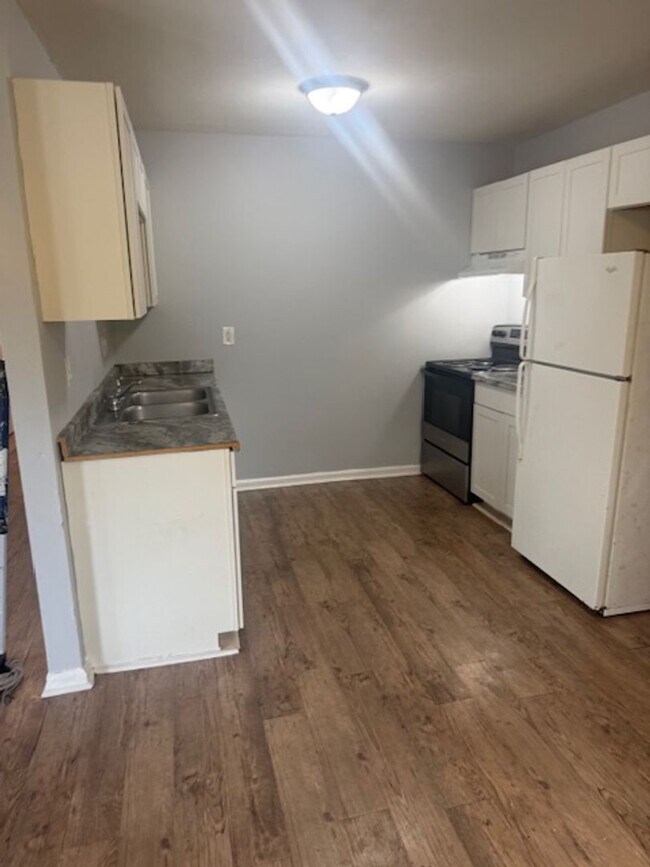 Building Photo - Three Bedroom Apartment in Norfolk