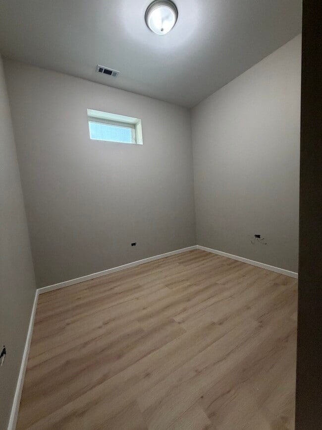 Building Photo - 22 N Pulaski Rd