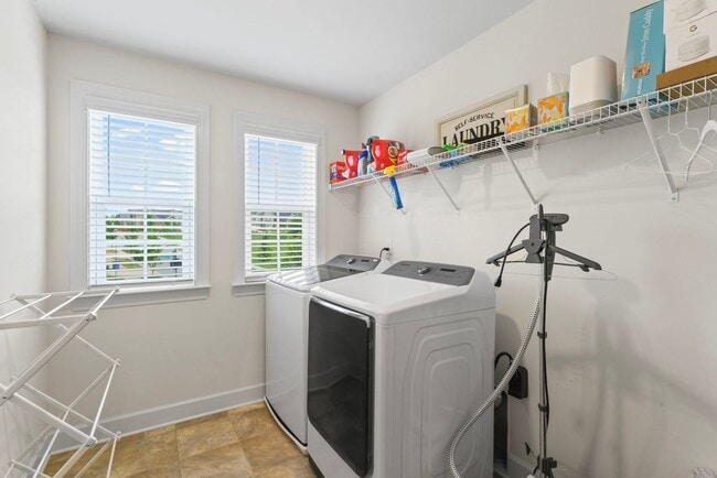 Building Photo - **LIKE-NEW UPGRADED HOME WITH FENCED YARD ...
