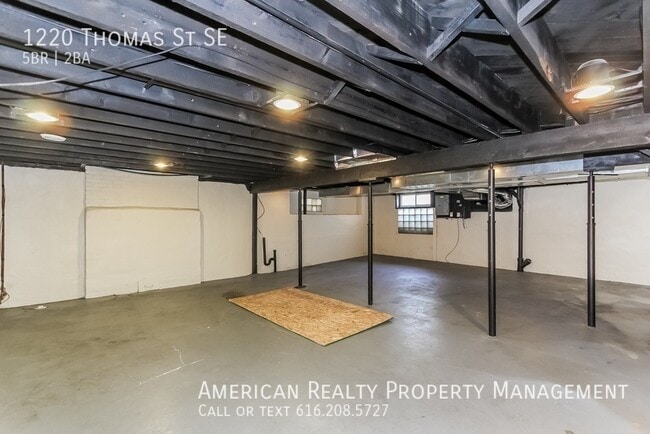 Building Photo - 1220 Thomas St SE