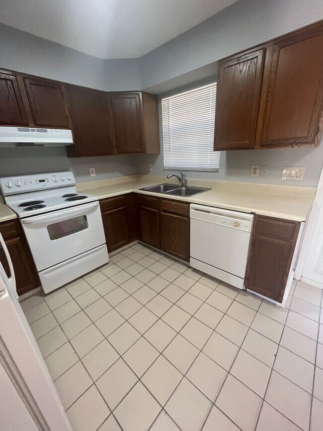 Building Photo - 3/2 Home For Rent- Palm Springs FL