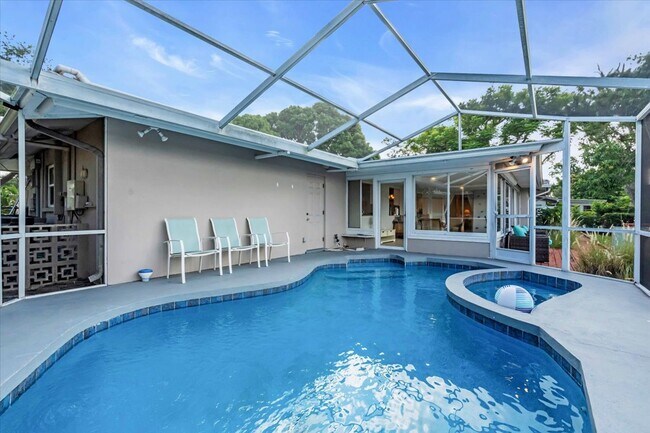 Building Photo - 2732 Valencia Dr