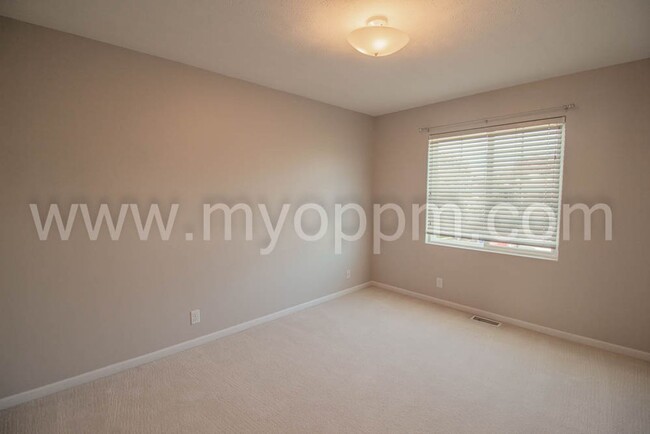 Building Photo - Spacious 3 Bedroom house at 168th and Maple