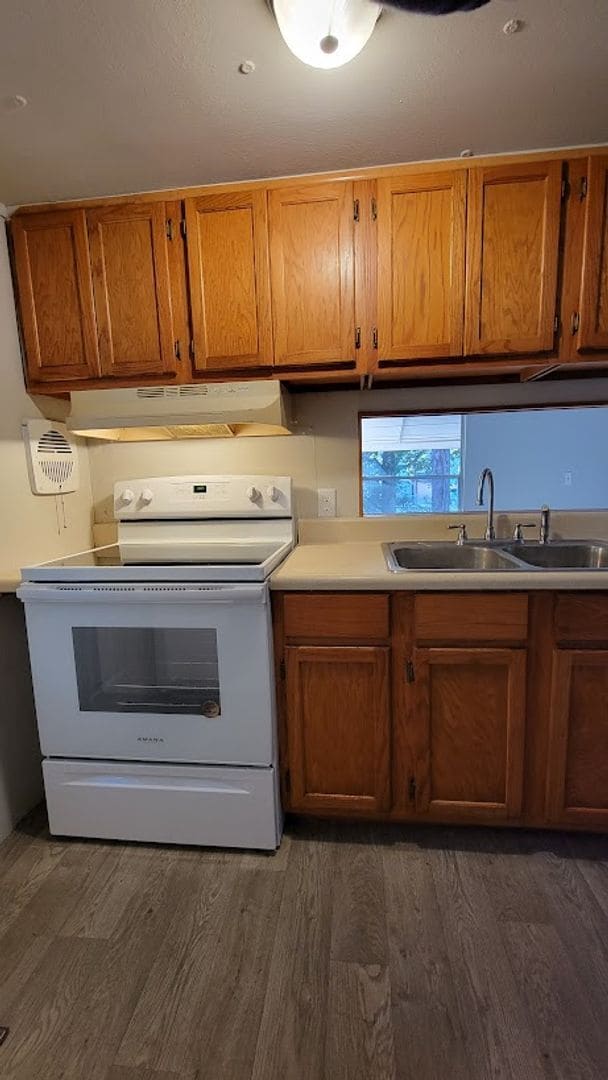 Building Photo - FULLY FENCED! 3 bedroom, 1 bath home plus a covered deck