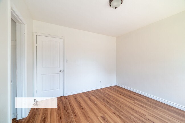 Building Photo - Prime Location Apartment with Remodeled Ki...